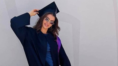 Burcu Özberk mezun oldu, kep attı! Mezuniyet töreninde imalı sözler