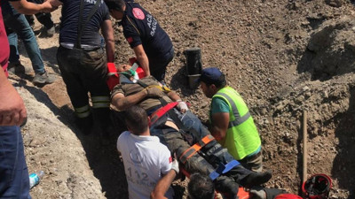 Toprak altında kalan işçiyi elleriyle kazarak kurtardılar