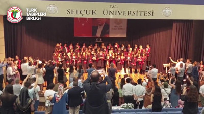 Hekimlik andı sansürlendi. Perdeler indi ışıklar kapatıldı. Ama öğrenciler vazgeçmedi andı okudu