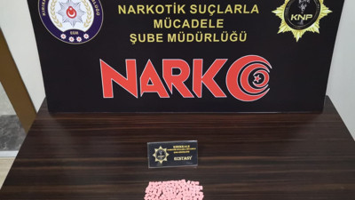 Uyuşturucu satıcısı aracında uyuşturucu ile yakalandı