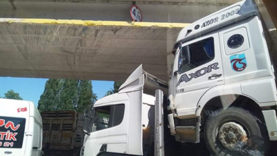 Kamyon yüklü tır alt geçitte mahsur kaldı