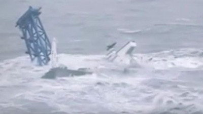 Hong Kong'ta gemi ikiye bölündü: Onlarca kişi kayıp