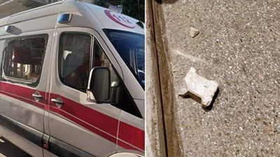 Kendisini almaya gelen sağlıkçılara kaldırım taşı ile saldırdı