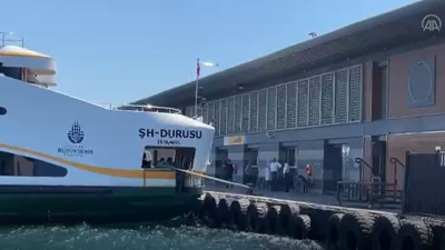 Şehir hatları vapuru Karaköy iskelesine çarptı, 7 yaralı