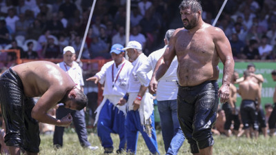 27 başpehlivan bir üst tura yükseldi