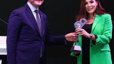 Yılmaz Özdil, Süleyman Soylu'nun Buket Aydın'la fotoğrafına tek cümle yazdı