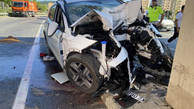 Otomobil üst geçidin ayağına çarptı: 2 yaralı