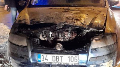 Seyir halindeki otomobil alev alev yandı