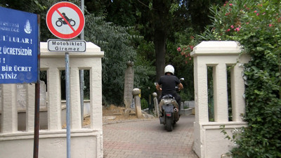 Yasak dinlemeyen motosikletliler mezarlıkta tehlike saçıyor