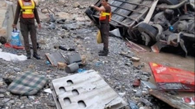 Otobüs vadiye uçtu! Çok sayıda ölü var