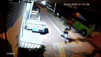 Bina önünde oturanlara kurşun yağdırdı