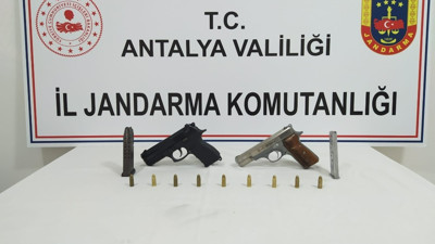 Ruhsatsız tabancalarını çatıdan aşağı attı, yakalandı
