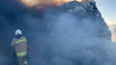 Saman yüklü tır seyir halindeyken alev aldı (04 Temmuz 2022)
