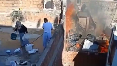 Çatı yangınına damdan su kovalarıyla müdahale ettiler
