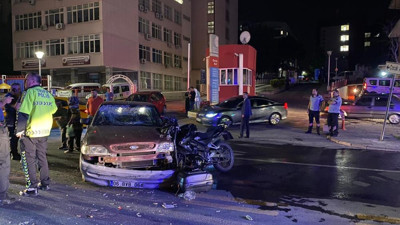 Motosiklet otomobile ok gibi saplandı