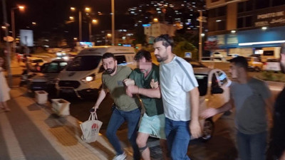 Ortağını boğazından bıçaklayarak öldürdü