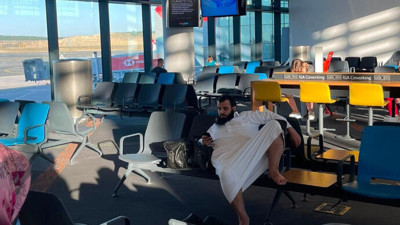 Arap turist kendini İstanbul’un sahibi sandı sosyal medya karıştı. Karşısında kadın varken çıplak ayaklarıyla yayılarak oturdu