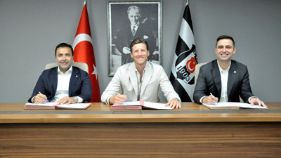 Beşiktaş'a imza atma yarışı. Weghorst'la sözleşme imzalarken hem yönetici hem de sportif direktör de imza attı