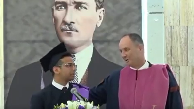 Yeni mezun doktorun konuşmasını engellemek isteyen dekan yuhalandı