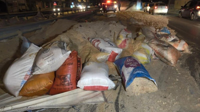 Viraja hızla girince cadde talaşla kaplandı