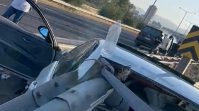 İzmir'de otomobil ile elektrikli bisiklet çarpıştı: 1 ölü, 2 yaralı