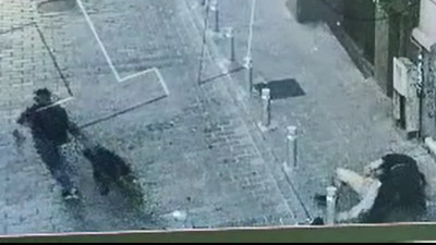 Beyoğlu’nda pitbull köpeği ile gasp kamerada