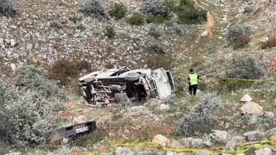 Tarım işçilerini taşıyan midibüsün devrildi: 2 ölü, 18 yaralı