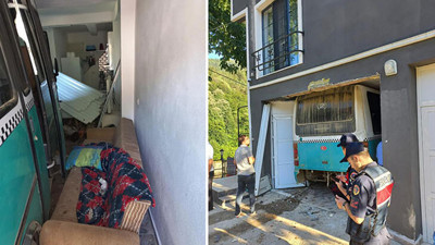 Freni boşalan minibüs eve daldı! Çok sayıda yaralı var…