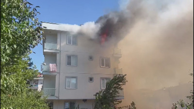 Sancaktepe'de 4 katlı binanın çatı katı alev alev yanıyor