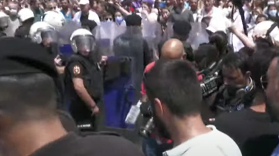 Sıcak Haber: Sağlıkçılara polis engeli. Fenalaşan polise eylemdeki sağlıkçılar müdahale etti