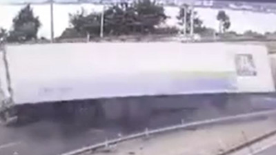 Rize'de dinamit yüklü TIR böyle devrildi. Korku dolu anlar