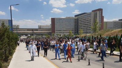 Binlerce beyaz önlüklü Sağlık Bakanlığı’na yürüdü