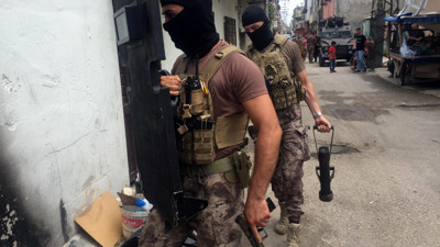 Komşusunun evini yaktı, kendini yakmak isterken özel harekat eve girdi