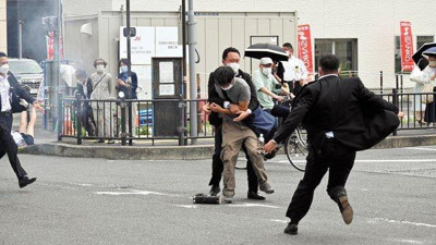 Japonya'yı sarsan suikast. Eski başbakan vuruldu