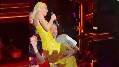 Gülşen sahnede yine rahat durmadı