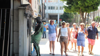 Antalya'daki Roma heykelini tokatlayıp ateşe verdi
