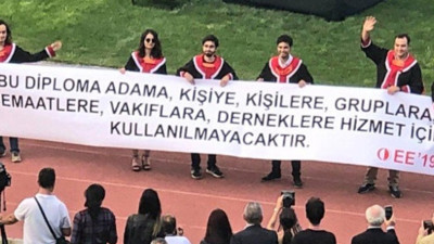 Gençlerden korkuyorlar | Rektörün ödü koptu