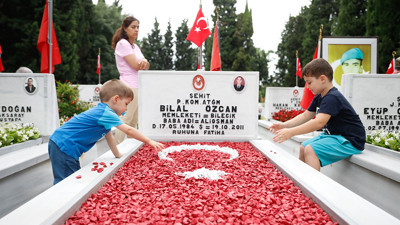 Şehitlikte hüzünlü bayram arifesi