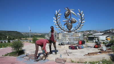 Mozaik ustasından zeytin dalı figürü