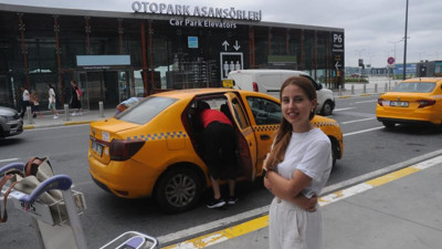 Yolcuyu uçağına yetiştirmek için taksinin koltuklarını söktü