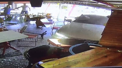 Kontrolden çıkan otomobil kafedeki müşterilerin arasına daldı