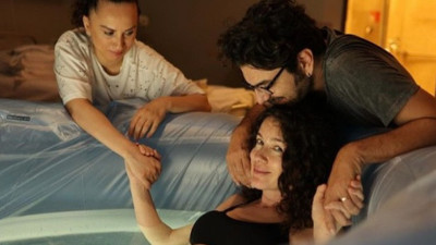 Ünlü oyuncu annelik sevinci yaşadı. Suda doğum yaptı