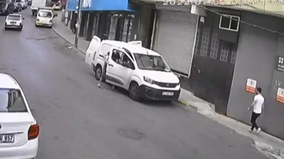 Araçtan para dolu poşeti çalarken kameraya yakalandı