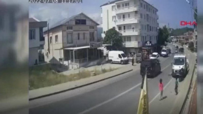 Yolun karşısına geçmeye çalışan çocuğa minibüs çarptı