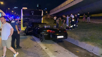 Kadıköy'de lüks otomobil ortalığı savaş alanına çevirdi. 1'i ağır, 4 yaralı