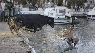 Unutulmaz kurban bayramı fotoğrafı. Tarihte su üstünde sadece 3 kişi yürümüştü: Hz. İsa, Aziz Petrus, Adanalı Haydar. Sadece Adanalı Haydar'ın fotoğrafı vardır