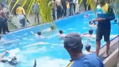 Sri Lanka’da halk sarayı bastı başkanlık sarayı havuzunda keyif yaptı