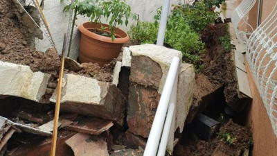 Gecekondunun üzerine yol çöktü