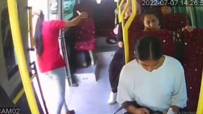 Minibüsten düşen kadın hayatını kaybetti. Minibüsün kapısını kadın düştükten sonra kapattı. O anlar kamerada