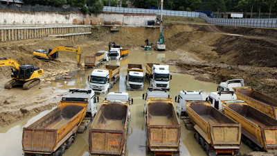 Sular altında kalan kamyonları kurtarma çalışmaları devam ediyor